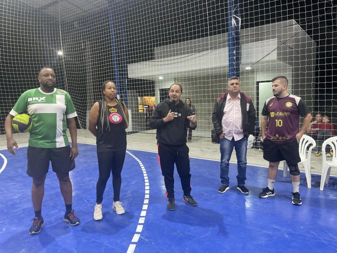 Na foto: Prefeito André Brito, Vereador Leandro Mariante e representantes das equipes e familiares de homenageados, 15 de maio