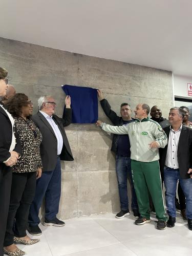 Descerramento da placa. Na foto: Prefeito André Brito, Dep. Pedro Westphalen, Vereador Leandro Mariante, agentes públicos/políticos e familiares de homenageados, 19 de maio.