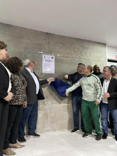 Descerramento da placa. Na foto: Prefeito André Brito, Dep. Pedro Westphalen, Vereador Leandro Mariante, agentes públicos/políticos e familiares de homenageados, 19 de maio.