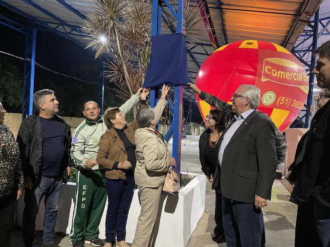 Descerramento da placa. Na foto: Prefeito André Brito, Dep. Pedro Westphalen, Vereador Leandro Mariante, agentes públicos/políticos e familiares de homenageados, 19 de maio.