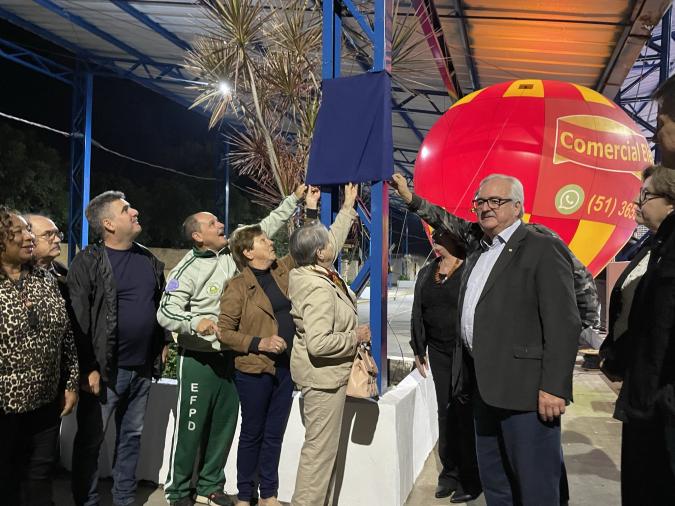 Descerramento da placa. Na foto: Prefeito André Brito, Dep. Pedro Westphalen, Vereador Leandro Mariante, agentes públicos/políticos e familiares de homenageados, 19 de maio.
