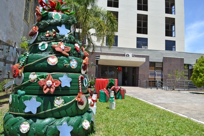 Praça da Matriz e Centro Administrativo recebem decoração de Natal - Prefeitura Municipal de Taquari Praça da Matriz e Centro Administrativo recebem decoração de Natal - Prefeitura Municipal de Taquari