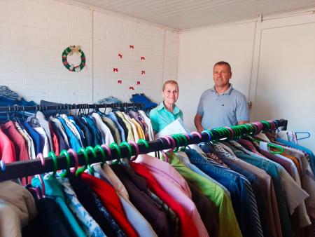 Doações de roupas e calçados estão organizadas em sala junto ao Pavilhão