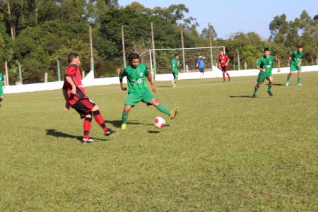 A bola está rolando pelos campeonatos de vôlei e de futebol de campo 