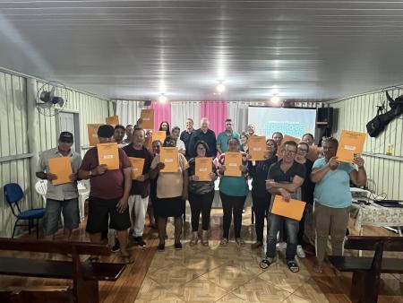 Administração entrega títulos de registro de propriedade a moradores da Rua João Goulart Administração entrega títulos de registro de propriedade a moradores da Rua João Goulart