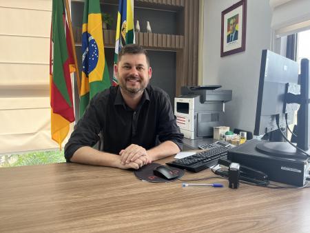 Vice-prefeito assume cadeira durante férias do prefeito 